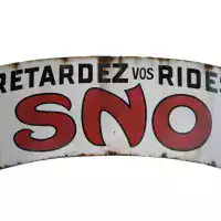Plaque publicitaire de la marque SNO