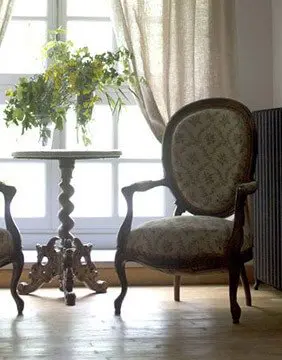 Radiateur en fonte en situation dans une chambre