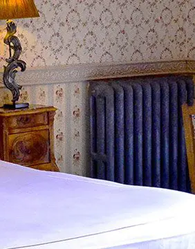 Chambre à coucher avec radiateur en fonte décoré