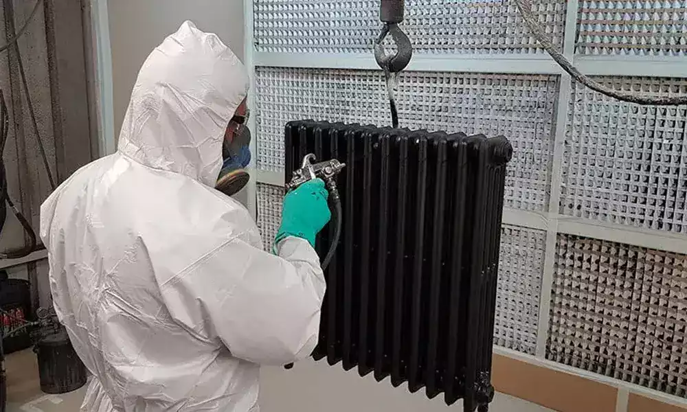 Mise en application de la peinture sur radiateur en fonte