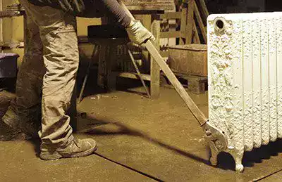Démontage d’un radiateur en fonte dans l