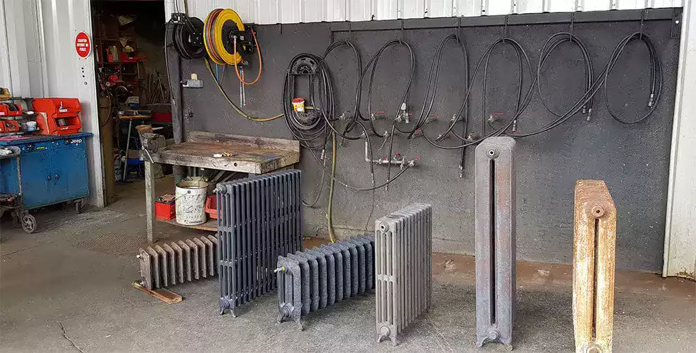 Radiateur en fonte rénové testé sur un banc d’essai